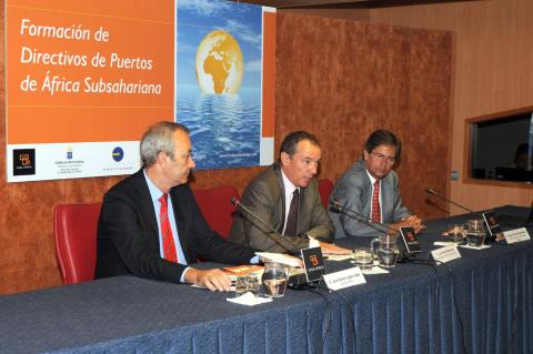 2. De izq. a dere.: José Daniel López -Dtor. APLP-, Luis Padilla -Secretario Gral. de Casa África-, Sergio Galván -FPLP- durante la inaguración del seminario