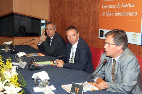 3. De izq. a dere.: José Daniel López -Dtor. APLP-, Luis Padilla -Secretario Gral. de Casa África-, Sergio Galván -FPLP- durante la inaguración del seminario
