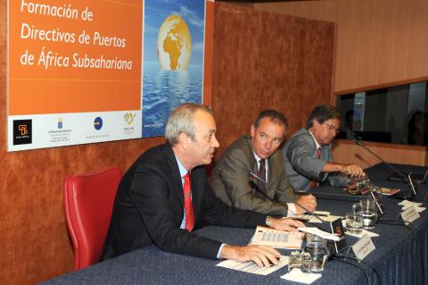 4. De izq. a dere.: José Daniel López -Dtor. APLP-, Luis Padilla -Secretario Gral. de Casa África-, Sergio Galván -FPLP- durante la inaguración del seminario