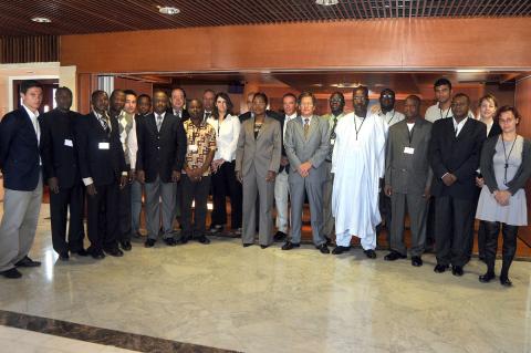 9. Imagen de grupo de participantes del Seminario Gestión Portuaria dirigido a la Asociación de Mujeres del Sector Portuario de África Central y Occidental en Casa África