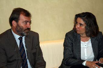 2. Firma del convenio entre Casa África y SILA. A la izq. Ricardo Martínez -Director General de Casa África- y Ángeles Alonso -Codirectora del SILA-