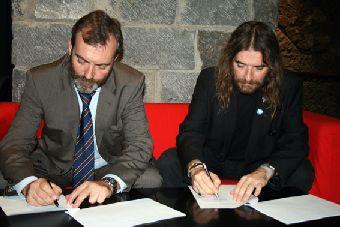 3. Firma del convenio entre Casa África y SILA. A la izq. Ricardo Martínez -Director General de Casa África- y Antonio Vizcaya -Codirector del SILA-