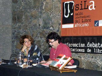 28. Imagen de Estefanía Calcines -Jefa del Área Web y Mediateca de Casa África- y Antonio Lozano (Escritor y traductor) en la presentación de Historia de la Literatura Negroafricana de Lilyan Kesteloot