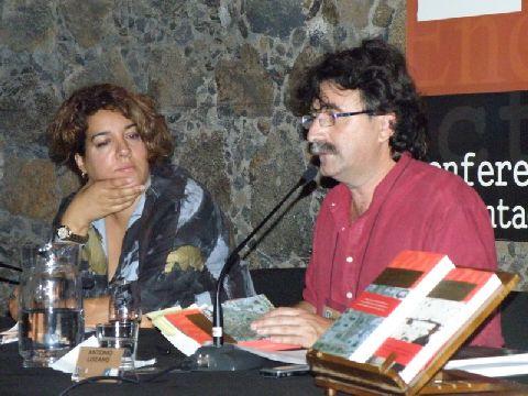 29. Imagen de Estefanía Calcines -Jefa del Área Web y Mediateca de Casa África- y Antonio Lozano (Escritor y traductor) en la presentación de Historia de la Literatura Negroafricana de Lilyan Kesteloot
