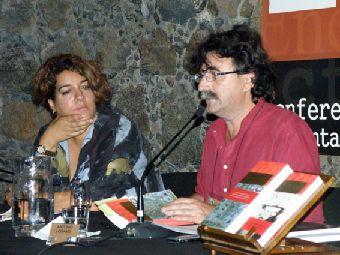 30. Imagen de Estefanía Calcines -Jefa del Área Web y Mediateca de Casa África- y Antonio Lozano (Escritor y traductor) en la presentación de Historia de la Literatura Negroafricana de Lilyan Kesteloot