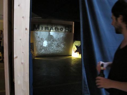 1. Imágenes de la exposición Presence de Conor Ralphs en Hangar (Barcelona), 2012