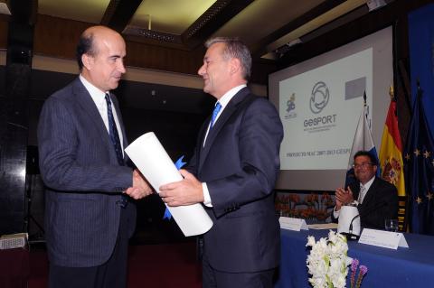 3. Imagen del acto de entrega de los Premios Fundación Puertos de Las Palmas en 2012 a Casa África