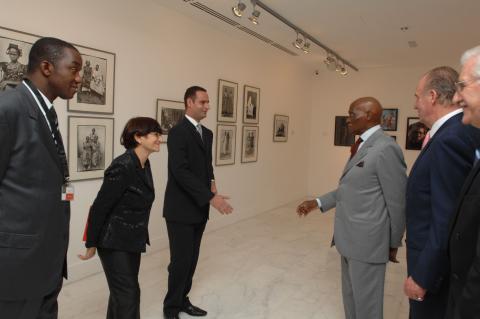 1. Imágenes de la inauguración privada de la exposición 3+3, África plural en Casa África con la presencia de Sus Majestades los Reyes de España