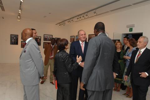 2. Imágenes de la inauguración privada de la exposición 3+3, África plural en Casa África con la presencia de Sus Majestades los Reyes de España