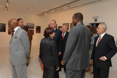 3. Imágenes de la inauguración privada de la exposición 3+3, África plural en Casa África con la presencia de Sus Majestades los Reyes de España
