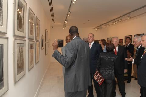 4. Imágenes de la inauguración privada de la exposición 3+3, África plural en Casa África con la presencia de Sus Majestades los Reyes de España