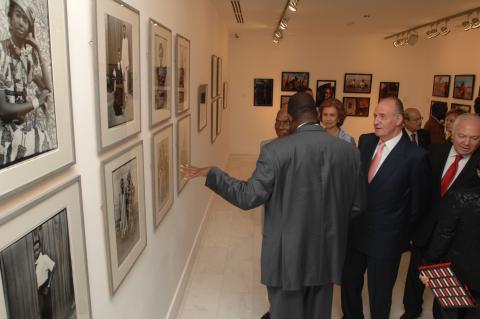 5. Imágenes de la inauguración privada de la exposición 3+3, África plural en Casa África con la presencia de Sus Majestades los Reyes de España