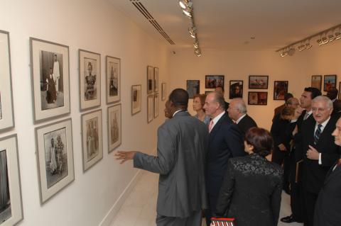 6. Imágenes de la inauguración privada de la exposición 3+3, África plural en Casa África con la presencia de Sus Majestades los Reyes de España