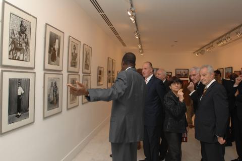 7. Imágenes de la inauguración privada de la exposición 3+3, África plural en Casa África con la presencia de Sus Majestades los Reyes de España