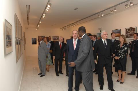 8. Imágenes de la inauguración privada de la exposición 3+3, África plural en Casa África con la presencia de Sus Majestades los Reyes de España