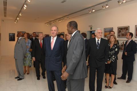 9. Imágenes de la inauguración privada de la exposición 3+3, África plural en Casa África con la presencia de Sus Majestades los Reyes de España