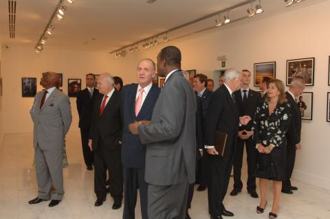 10. Imágenes de la inauguración privada de la exposición 3+3, África plural en Casa África con la presencia de Sus Majestades los Reyes de España