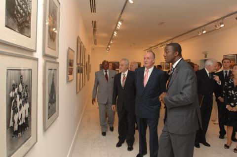 11. Imágenes de la inauguración privada de la exposición 3+3, África plural en Casa África con la presencia de Sus Majestades los Reyes de España