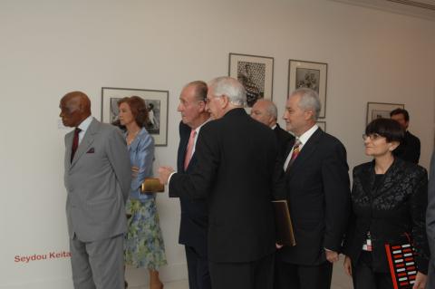 12. Imágenes de la inauguración privada de la exposición 3+3, África plural en Casa África con la presencia de Sus Majestades los Reyes de España