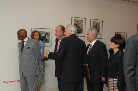 13. Imágenes de la inauguración privada de la exposición 3+3, África plural en Casa África con la presencia de Sus Majestades los Reyes de España