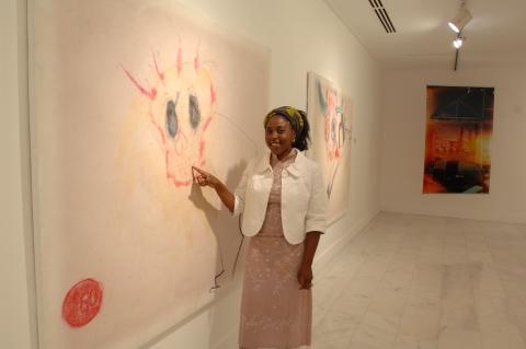 27. Imagen de Pélagie Gbaguidi junto a su obra en la inauguración pública de la exposición 3+3, África Plural en la sede de Casa África