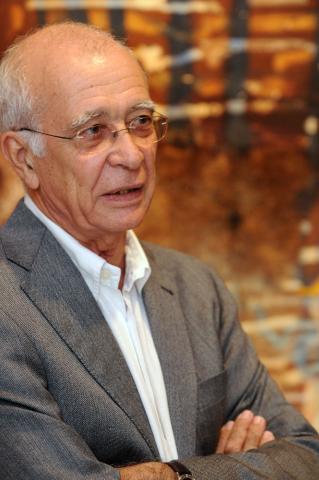 1. Félix Juan Bordes durante la inauguración de la exposición en Casa África AEA Tubab: ¿África es así, m’zungu?, 2008