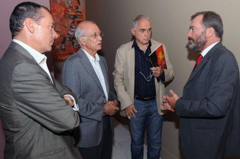 3. Félix Juan Bordes con Ricardo Martínez -Director General de Casa África- en la inaguración de la exposición AEA Tubab: ¿África es así, m’zungu?, 2008