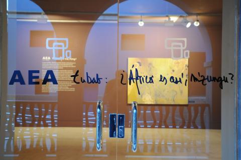 9. Imagen de la exposición en Casa África AEA Tubab: ¿África es así, m’zungu?, 2008