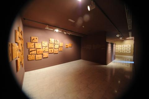 19. Imagen de la exposición en Casa África AEA Tubab: ¿África es así, m’zungu?, 2008