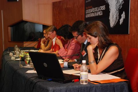 1. Imagen de la mesa de debate Crisis Alimentaria en África en Casa África, 2008