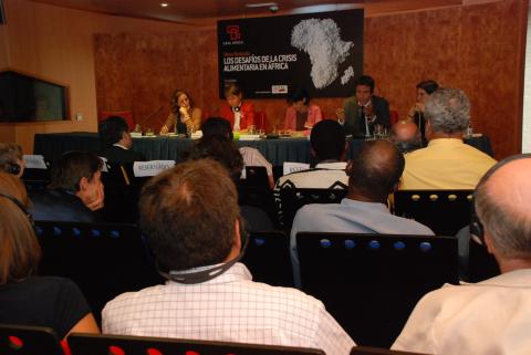11. Imagen de la mesa de debate Crisis Alimentaria en África en Casa África, 2008