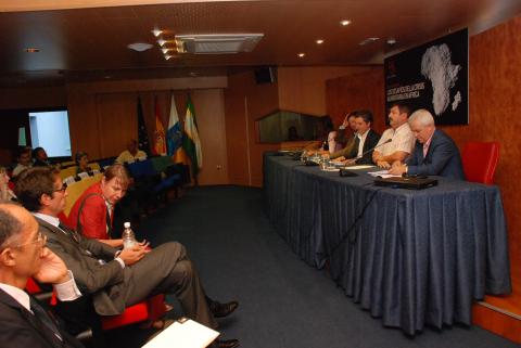 14. Imagen de la mesa de debate Crisis Alimentaria en África en Casa África, 2008