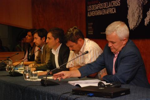15. Imagen de la mesa de debate Crisis Alimentaria en África en Casa África, 2008