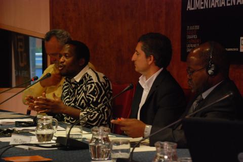19. Imagen de la mesa de debate Crisis Alimentaria en África en Casa África, 2008