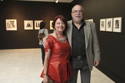 23. Imagen de la galerista y coleccionista de arte Saro León, con Orlando Britto Jinorio - curador de la exposición Telas de Luz en la inauguración de la exposición en Casa África