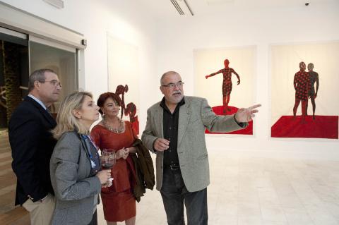 24. Imagen del Director General -Santiago Martínez-Caro- con su esposa, Orlando Britto -curador de la exposición Telas de Luz, y Saro León -Galerista y Coleccionista de arte-