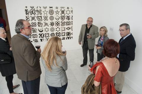 25. Imagen de Orlando Britto Jinorio comentando las obras de la colección Saro León de arte africano en la exposición Telas de Luz