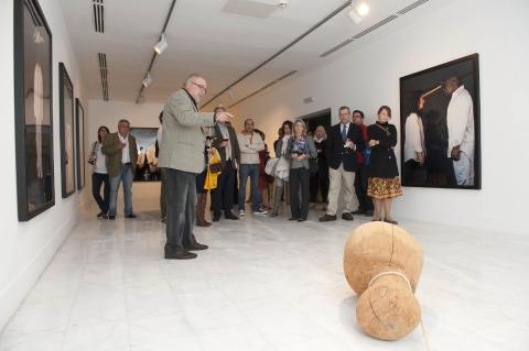 26. Imagen de Orlando Britto Jinorio comentando las obras de la colección Saro León de arte africano en la exposición Telas de Luz