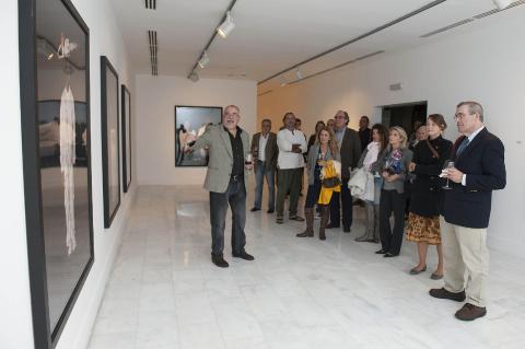 27. Imagen de Orlando Britto Jinorio comentando las obras de la colección Saro León de arte africano en la exposición Telas de Luz