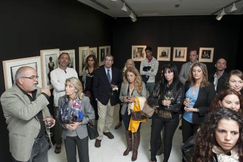 28. Imagen de Orlando Britto Jinorio comentando las obras de la colección Saro León de arte africano en la exposición Telas de Luz