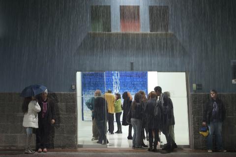 29. Imagen de Orlando Britto Jinorio comentando las obras de la colección Saro León de arte africano en la exposición Telas de Luz