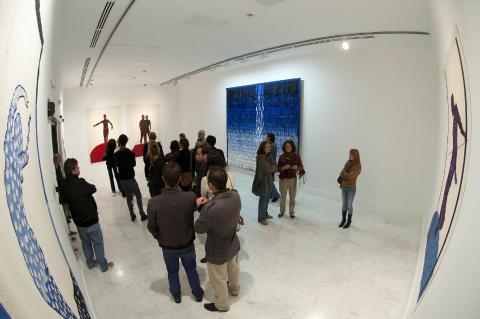 30. Imagen de Orlando Britto Jinorio comentando las obras de la colección Saro León de arte africano en la exposición Telas de Luz