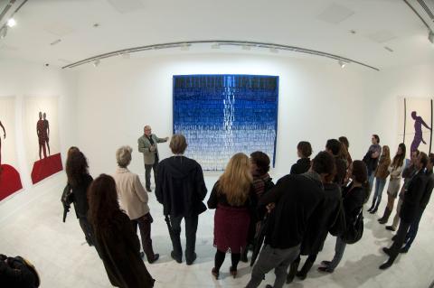 31. Imagen de Orlando Britto Jinorio comentando las obras de la colección Saro León de arte africano en la exposición Telas de Luz