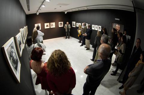32. Imagen de Orlando Britto Jinorio comentando las obras de la colección Saro León de arte africano en la exposición Telas de Luz