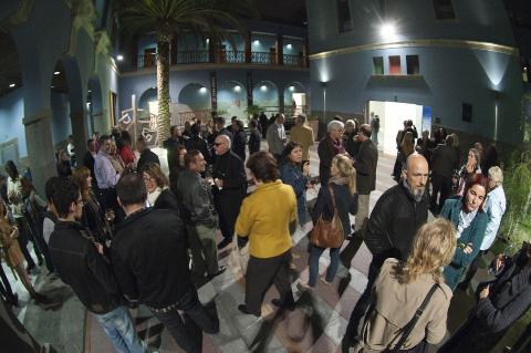 35. Imagen de la inauguración de la exposición Telas de Luz. Colección de arte africano de Saro León en Casa África