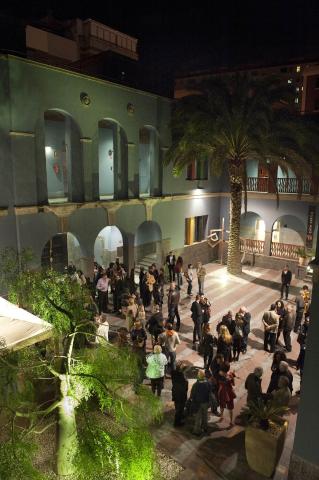 37. Imagen de la inauguración de la exposición Telas de Luz. Colección de arte africano de Saro León en Casa África