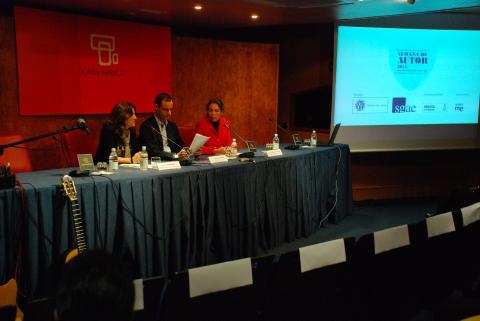 5. De izq. a dere.: Delia Padrón -Coordinadora de Amnistía Internacional en Canarias-,Juan Jaime -Jefe del Área de Cultura y Educación-, y Cristina del Río -Delegada de la SGAE en Canarias-