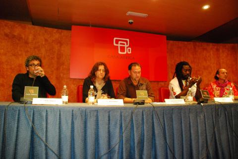 6. De izq. a dere.: Pedro Guerra -autor y músico-, Delia Padrón -Coordinadora de Amnistía Internacional en Canarias-,José Antonio Neketán -Periodista y moderador del debate-,  Jean Naya -Músico-, y Arítides Moreno -músico-