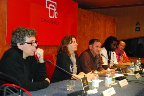 7. De izq. a dere.: Pedro Guerra -autor y músico-, Delia Padrón -Coordinadora de Amnistía Internacional en Canarias-,José Antonio Neketán -Periodista y moderador del debate-,  Jean Naya -Músico-, y Arítides Moreno -músico-