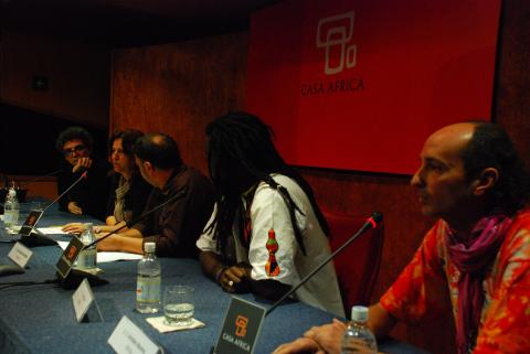 8. De izq. a dere.: Pedro Guerra -autor y músico-, Delia Padrón -Coordinadora de Amnistía Internacional en Canarias-,José Antonio Neketán -Periodista y moderador del debate-,  Jean Naya -Músico-, y Arítides Moreno -músico-